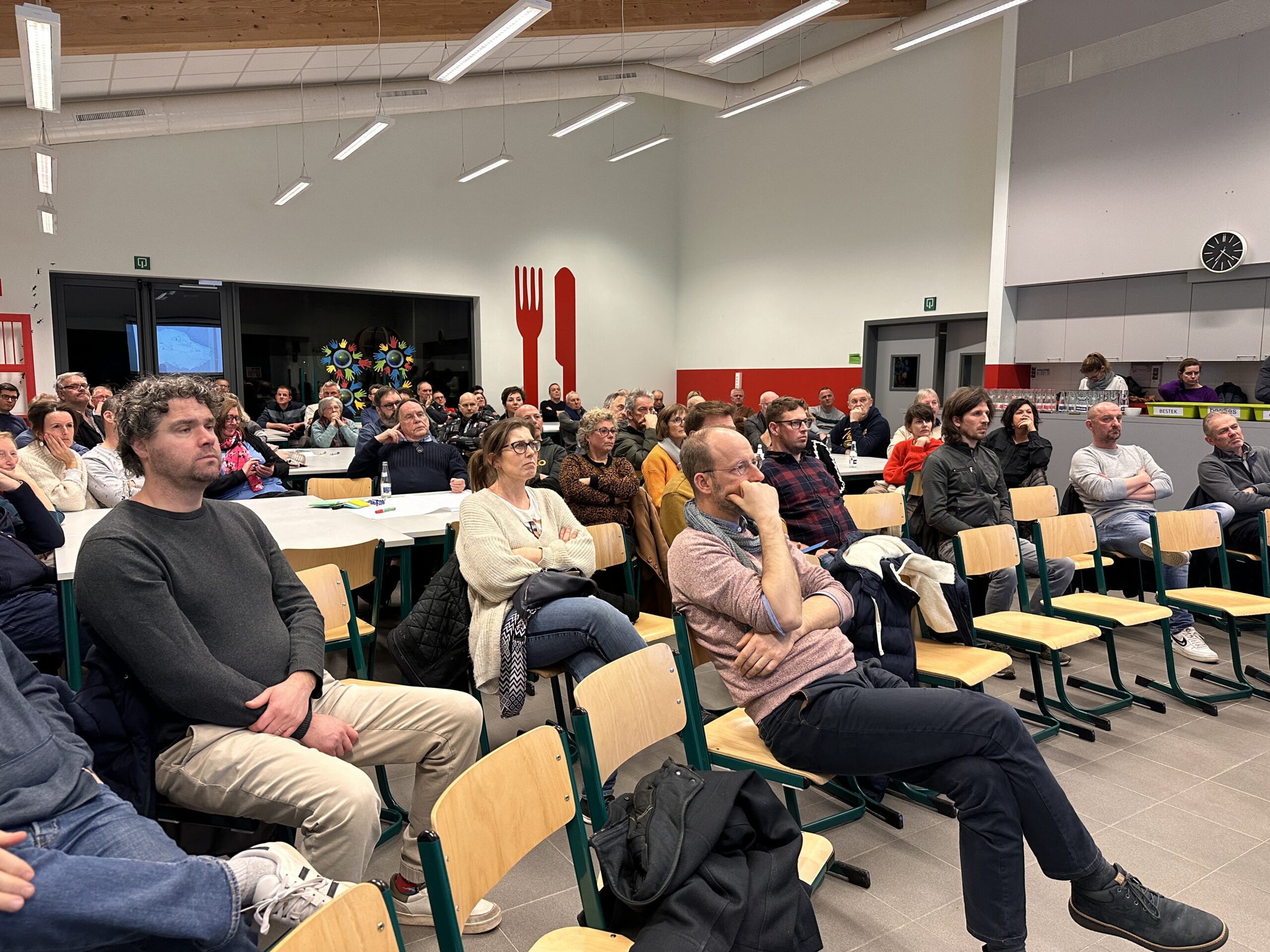 Buurtbewoners luisteren tijdens een bijeenkomst over Toekomstwijken in Nijlen.