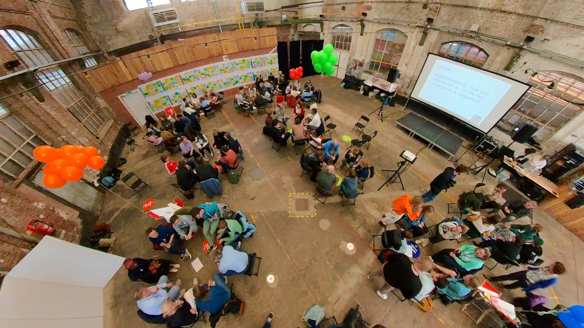 Deelnemers bespreken de schooltoekomst in kleine groepen tijdens het LKSD-toekomstforum.